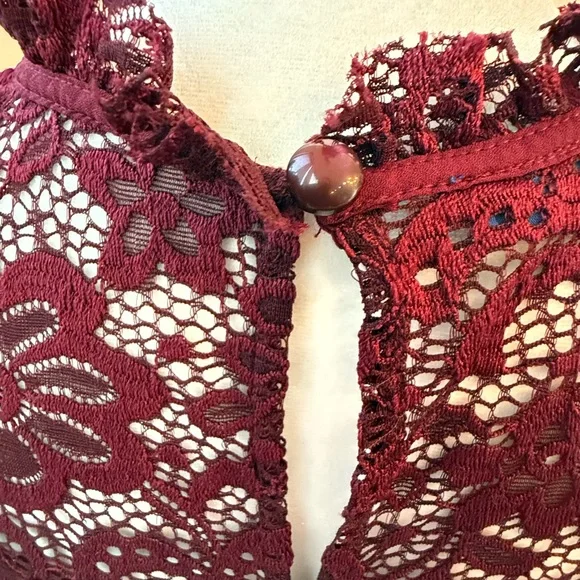 Apt 9. High Neck Lace Sleeveless Top. Merlot. size Medium. - Picture 6 of 7